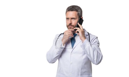 Téléchargez les photos : Homme médecin parlant au téléphone isolé sur blanc. médecin consultation en ligne. médecin ligne d'assistance. - en image libre de droit