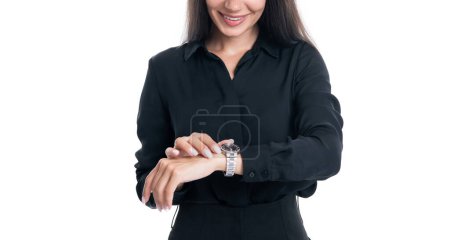 vue recadrée de ponctuel femme d'affaires vérifier le temps sur montre isolé sur fond blanc. ponctuel caucasien femme d'affaires en studio avec montre. ponctuel femme d'affaires vérifier l'heure.