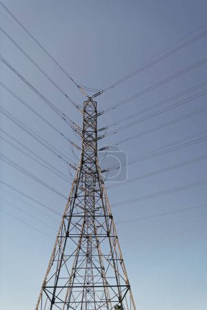Foto de Líneas eléctricas de pilón produciendo energía con transmisión de voltaje en la torre eléctrica en el cielo azul con nadie, energía. - Imagen libre de derechos
