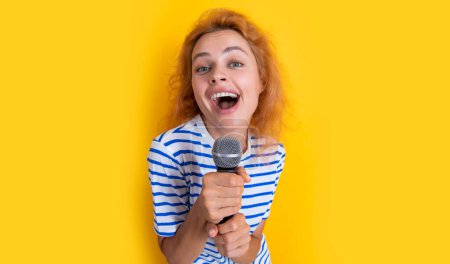 Téléchargez les photos : Glad karaoke woman singer isolated on yellow background. young singer woman sing in karaoke studio. woman karaoke singer with microphone. - en image libre de droit