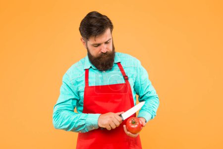 Téléchargez les photos : Aiguisez vos talents de couteau. Homme barbu coupé tomate avec couteau tranchant. Tranchage de tomates. Cuisiner de la nourriture végétarienne. Recette de légumes. Je prépare le dîner. Montrez votre art culinaire. - en image libre de droit