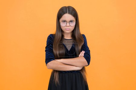 Téléchargez les photos : Triste fille enfant avec le visage malheureux porter des lunettes de protection uv, vilain. - en image libre de droit