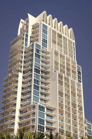 Téléchargez les photos : Bâtiment moderne de gratte-ciel sur ciel bleu à South Beach, États-Unis. - en image libre de droit