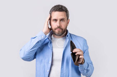 Téléchargez les photos : Amazed poor man with wallet isolated on studio background. poor man with wallet in studio. poor man with wallet at hand. photo of poor man with wallet. - en image libre de droit