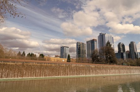 Foto de Seattle, Washington D.C. USA - April 02, 2021: cityscape of seattle kerry park with view on falling water and skyscraper buildings. - Imagen libre de derechos