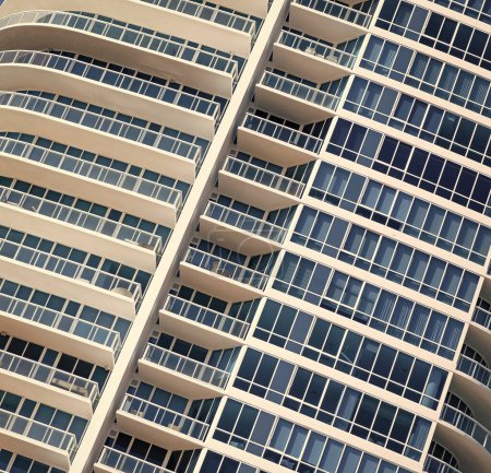 Téléchargez les photos : Détail architectural de façade d'immeuble d'étages d'appartements avec fenêtres et balcons à la plage sud, États-Unis. - en image libre de droit