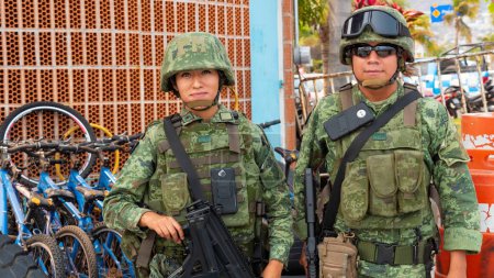 Foto de Acapulco, México - 12 de mayo de 2019: militares del ejército con armas de fuego. - Imagen libre de derechos