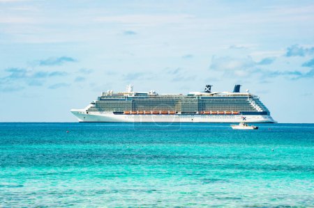 Téléchargez les photos : Great Stirrup Cay, Bahamas - 08 janvier 2016 : paquebot de croisière célébrité, vue latérale. - en image libre de droit