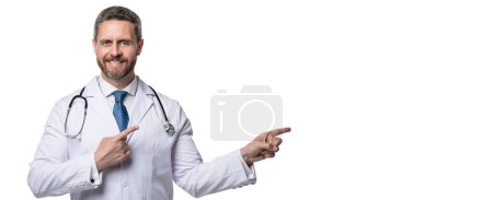 Téléchargez les photos : Cardiologue heureux avec stéthoscope de médecine. cardiologue isolé sur blanc. médecine cardiologue homme. - en image libre de droit