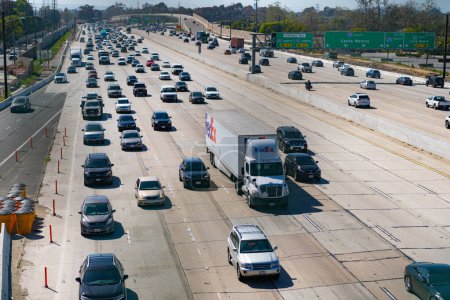 Téléchargez les photos : Los Angeles, Californie États-Unis - 30 mars 2021 : Interstate 405 road with car traffic. - en image libre de droit