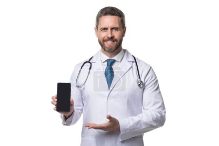 aplicación médica. hombre feliz médico que presenta aplicación de teléfono médico. emedicina en su teléfono.
