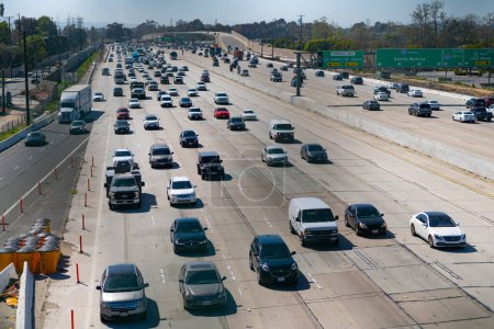 Téléchargez les photos : Los Angeles, Californie États-Unis - 30 mars 2021 : Autoroute Interstate 405 avec circulation automobile. - en image libre de droit
