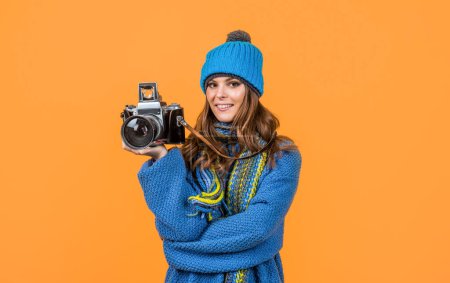 Téléchargez les photos : Happy photographe femme tenir appareil photo fond jaune, photographie. - en image libre de droit