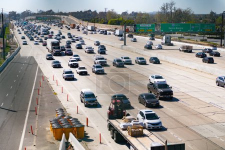 Téléchargez les photos : Los Angeles, Californie Etats-Unis - 30 Mars 2021 : Interstate 405 avec trafic automobile. - en image libre de droit