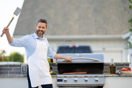 Photo for Man barbecuing trout fillet outdoor, banner. man barbecuing trout fillet at backyard. photo of man barbecuing trout fillet on grill. man barbecuing trout fillet. - Royalty Free Image