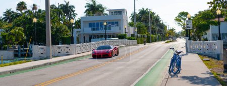 Foto de Miami Beach, Florida - 15 de abril de 2021: Ferrari SF90 Stradale rojo en la carretera, vista frontal. coche deportivo de lujo. - Imagen libre de derechos
