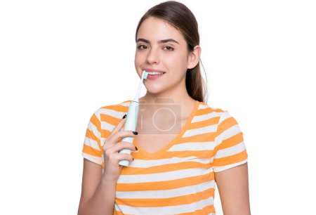 Téléchargez les photos : Heureuse jeune fille avec brosse à dents isolé sur fond blanc. - en image libre de droit