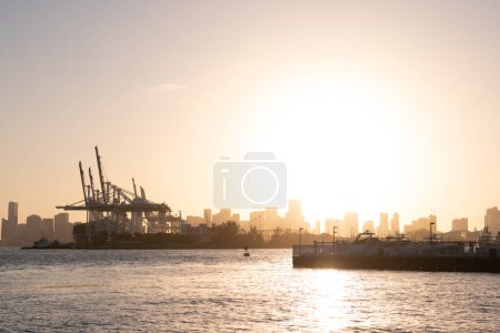 port d'amarrage au coucher du soleil. port d'amarrage ou port maritime. port d'amarrage au lever du soleil. photo du port d'amarrage.