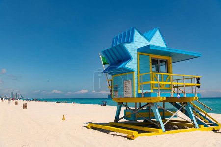foto de socorrista fresco en la playa de miami, espacio de copia. salvavidas en la playa de Miami. salvavidas en la playa de Miami en verano. salvavidas en miami vacaciones en la playa.