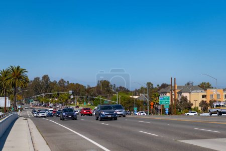 Téléchargez les photos : Los Angeles, Californie États-Unis - 30 mars 2021 : paysage routier de l'Interstate 405 avec circulation automobile. - en image libre de droit