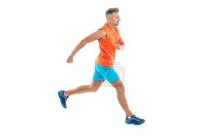 Téléchargez les photos : Athlétique homme sport coureur sportif course et jogging en vêtements de sport a l'endurance isolé sur fond blanc. - en image libre de droit