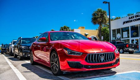 Téléchargez les photos : Miami, Floride États-Unis - 25 mars 2023 : rouge Maserati Ghibli S Q4 2016 véhicule stationné, vue d'angle. - en image libre de droit
