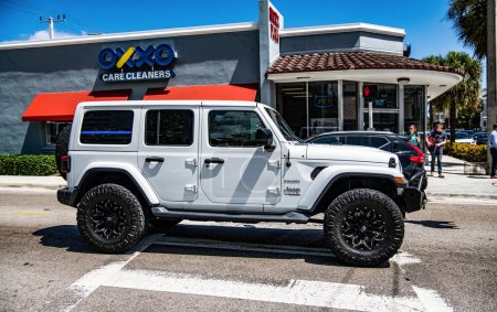 Téléchargez les photos : Miami, Floride États-Unis - 25 mars 2023 : blanc Jeep Wrangler Unlimited Sahara 2018 sport car vehicle on road, side view. - en image libre de droit