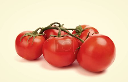Bund roter Kirschtomaten Gemüse isoliert auf weiß.