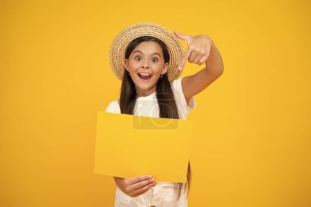 Téléchargez les photos : Surpris adolescent fille pointe doigt sur vide publicité papier avec copie espace. - en image libre de droit