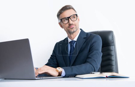 Téléchargez les photos : Homme d'affaires pensant assis dans un bureau d'affaires avec ordinateur portable. - en image libre de droit
