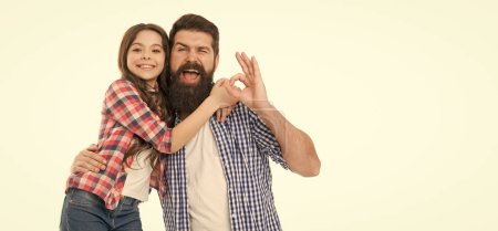 Foto de Padre y su hijita sonriendo con buen gesto. Hombre barbudo y chica adorable haciendo un gesto bien. Feliz padre e hijo pequeño mostrando signo ok. - Imagen libre de derechos