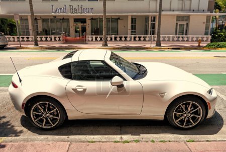 Téléchargez les photos : Miami Beach, Floride États-Unis - 14 avril 2021 : mazda mx 5 blanc ou Miata 1989 roadster, vue de côté. voiture de sport classique. - en image libre de droit