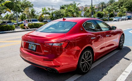Téléchargez les photos : Miami, Floride États-Unis - 25 mars 2023 : rouge Maserati Ghibli S Q4 2016 véhicule stationné, vue de coin arrière. - en image libre de droit