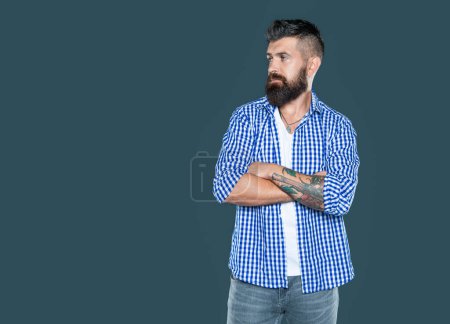 Téléchargez les photos : Adulte barbu homme porter chemise à carreaux sur fond gris. - en image libre de droit