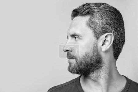 Photo for Profile portrait of caucasian guy with stubble isolated on grey background. caucasian guy with stubble in studio. photo of caucasian guy with stubble. caucasian guy with stubble wear tshirt. - Royalty Free Image