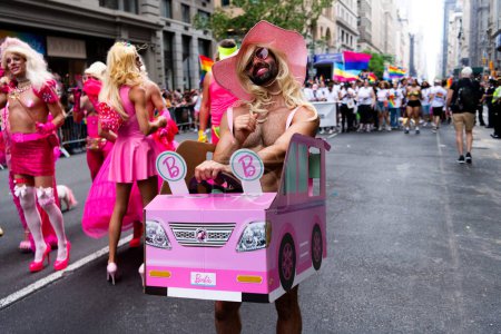 Téléchargez les photos : NEW YORK, NY, États-Unis - 25 juin 2023 : Marche de la fierté 2023 à New York. barbie rose hommes gay pride arc-en-ciel lgbtq. lgbt et lgbtq défilent équipe narbie. Couple gay - en image libre de droit