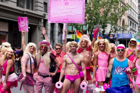 Téléchargez les photos : NEW YORK, NY, États-Unis - 25 juin 2023 : Marche de la fierté 2023 à New York. barbie rose hommes gay pride arc-en-ciel lgbtq. lgbt et lgbtq défilent équipe narbie. Couple gay - en image libre de droit