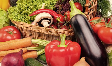 Téléchargez les photos : Variété de légumes frais biologiques et verts feuillus dans le panier vue rapprochée. - en image libre de droit