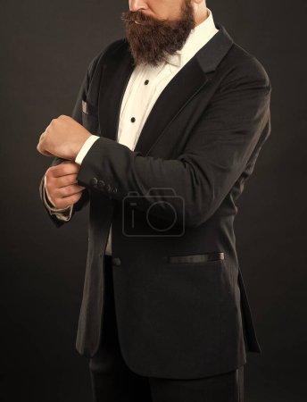 Foto de Novio recortado en esmoquin sobre fondo negro, hombre de la boda. - Imagen libre de derechos