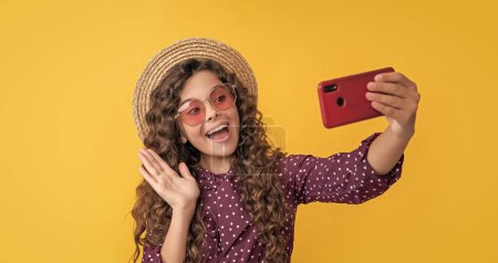 Foto de Chica feliz con el pelo rizado tomar selfie en el teléfono. Hola.. - Imagen libre de derechos