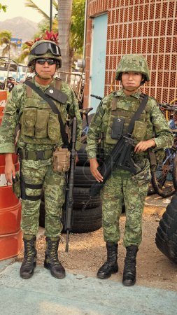 Foto de Acapulco, México - 12 de mayo de 2019: soldados militares del ejército en toda su extensión. - Imagen libre de derechos