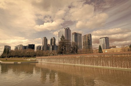 Foto de Seattle, Washington D.C., EE. UU. - 02 de abril de 2021: Seattle Kerry Park con edificios de agua y rascacielos que caen. - Imagen libre de derechos