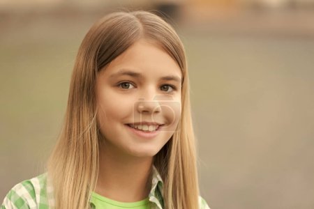 Téléchargez les photos : Portrait of happy teen girl with smiling face blurry outdoors, copy space. - en image libre de droit