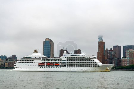 Foto de Crucero navegando junto a Manhattan en Nueva York. Skyline of New York Manhattan cruising on the Hudson River cruise liner . Vacaciones en crucero - Imagen libre de derechos