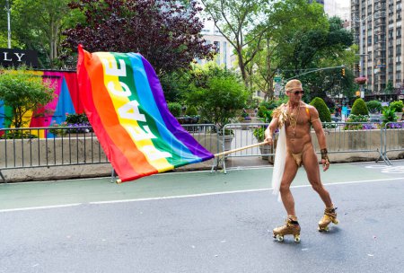 Téléchargez les photos : NEW YORK, NY, États-Unis - 25 juin 2023 : Marche de la fierté 2023 à New York. homme gay avec fierté arc-en-ciel lgbtq drapeau paix. Défilé lgbt et lgbtq - en image libre de droit
