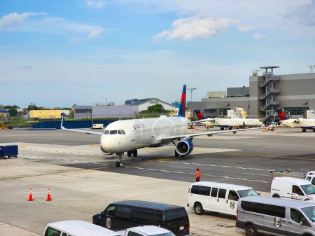 Foto de Nueva York, EE.UU. - 12 de mayo de 2023: avión de las aerolíneas del delta en la terminal del aeropuerto de Laguarda después del aterrizaje. - Imagen libre de derechos