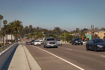 Téléchargez les photos : Los Angeles, Californie États-Unis - mars 30, 2021 : photo de l'Interstate 405 avec la circulation automobile. - en image libre de droit