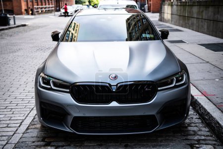 Foto de Ciudad de Nueva York, Estados Unidos - 15 de julio de 2023: BMW F90 M5 coche de color gris estacionado, vista frontal. - Imagen libre de derechos