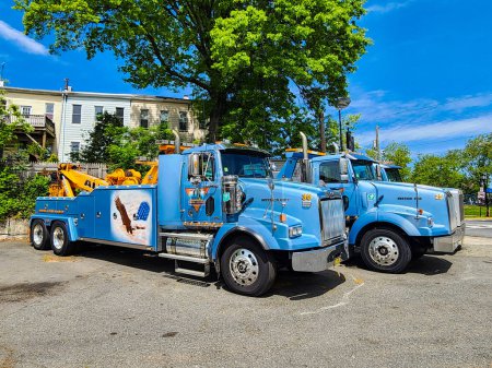 Téléchargez les photos : New York, États-Unis - Mai 09, 2023 : kenworth western star picker truck blue color, side view. - en image libre de droit