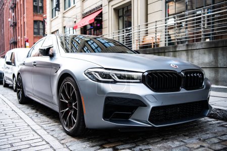 Foto de Ciudad de Nueva York, Estados Unidos - 15 de julio de 2023: BMW F90 M5 vehículo de color gris estacionado, vista de esquina. - Imagen libre de derechos